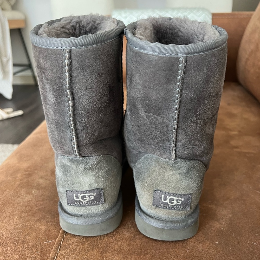 Gray Uggs Classic Short 6W